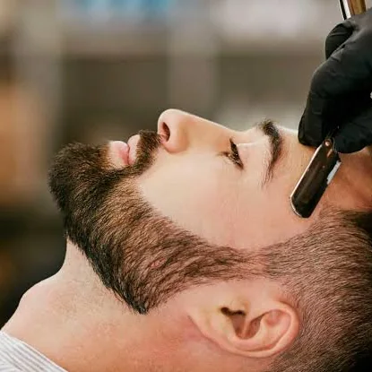 Perfilado de barba con navaja en la barbería de Authentic Studio C&G, Conchalí