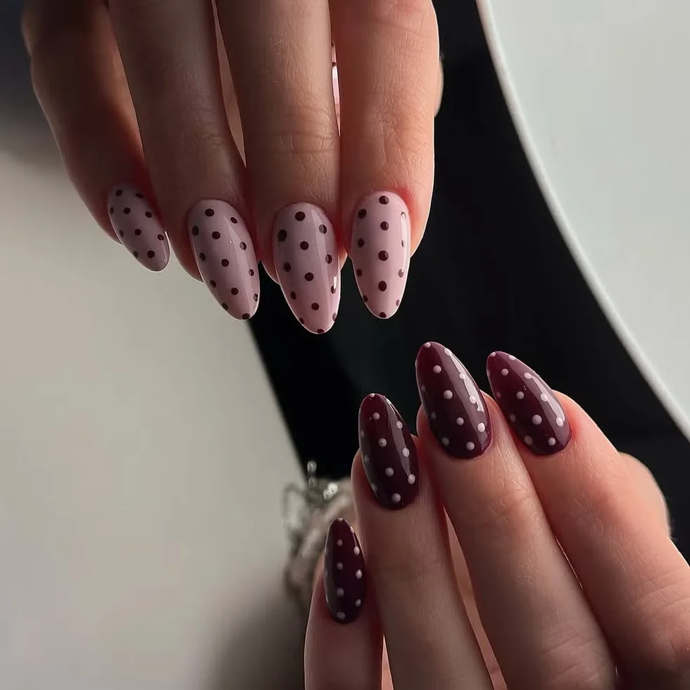 Uñas almendradas con diseño de lunares hechas en Authentic Studio C&G